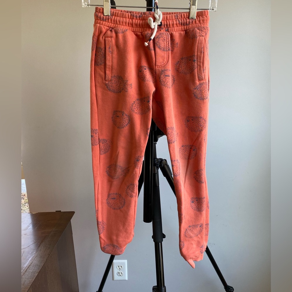 Mini Boden orange sweatpants with blue pufferfish
